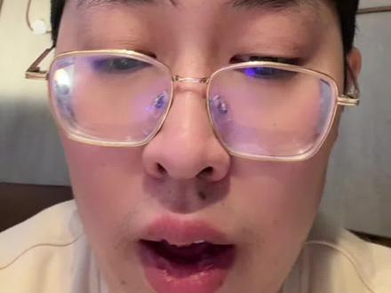 搭载与旗舰机型同源的 A19芯片(部分爆料称GPU核心略有缩减),采用台积电N3P 3nm工艺,CPU性能较前代提升约15%-20%,搭配8GB内存,可流畅运行苹果端侧AI功能
MagSafe磁吸充电首次支持,功率达15W-25W,兼容磁吸配件生态。
自研C1X基带提升网络稳定性,信号接收能力优化,解决前代信号短板
256GB存储起步,解决入门用户容量焦虑。
电池容量约4000mAh,配合低功耗芯片,轻度使用续航可达20小时以上
灵动岛设计可能性高:多数近期渲染图显示采用药丸挖孔屏,替代传统刘海屏。
刷新率争议:仍沿用60Hz OLED屏(6.1英寸),同价位安卓机型已普及高刷屏,被质疑体验落后
后置4800万像素单摄,无超广角/长焦副摄。虽依赖A19算法优化低光拍摄,但功能性弱于多摄机型
起售价4499元(国行),叠加"国补"后约3999元,与iPhone 16e持平。
对比竞品:同价位安卓机型(如小米17、OPPO Find X9)提供120Hz高刷、多摄及快充
#iPhone17e #苹果手机 #iphone原相机 #applestore #手机中的战斗机