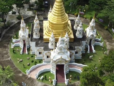 泰北“水财神”古巴noi娜娜通金面,
这个庙真的太漂亮了 看到后面哦~#泰国 #清迈 #娜娜通 #古巴noi #泰国风俗