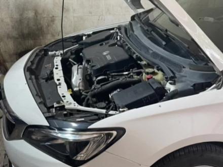 今天到店一台别克威朗更换6速自动变速箱油,我们还是采用最原始的重力换油,这款通用6AT自动变速箱没有设计油底壳,变速箱的滤芯也是内置的无法更换,所以建议车主每6万公里就需要更换一次变速箱油,我们为车主准备了别克纯正原厂的6速自动变速箱油,加注完以后一定要检测一下变速箱液位,千万不要加多了!修车养车 记得一定要关注我#新密专业自动变速箱保养换油 #专业的事交给专业的人 #修理工的日常