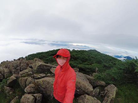背着四十斤的装备,雨中徒步十小时,终于登顶秦岭之巅冰晶顶,云海出来的那一刻,所有的坚持都有了意义#户外 #登山