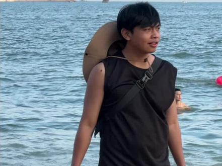 男朋友剪发前vs剪发后
从帅宝贝变成那男的…………
#沙雕男友 #男友迷惑行为 #沙雕情侣欢乐多 #理发前vs理发后 #男朋友剪头发