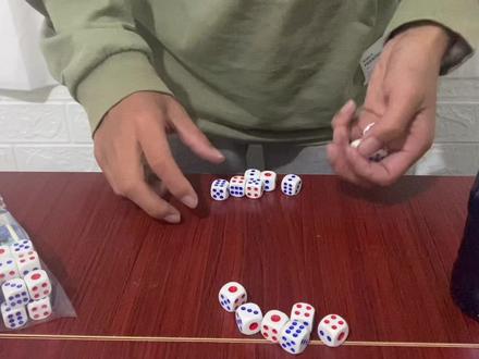 不知道我这个九年义务教育能不能解释清楚🙋🙋🙋#酒桌游戏 #骰子游戏 #益智游戏 #同城送酒上门