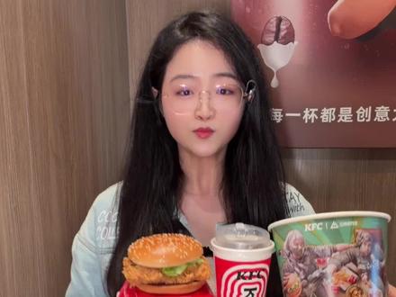 是三角洲行动啊!肯德基这波套餐必须安排,有周边挂件! #肯德基 #肯德基三角洲行动联动 #美味得吃肯德基 #百元夯吃大赏 #心动生活节
