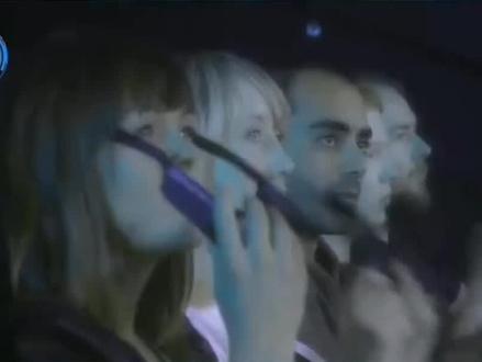 光的偏振说明光是一种横波。3d眼镜就是两个偏振方向垂直的偏振片,经过大脑的综合处理,就有了立体感。不懂的话,问问你家读高二物理方向的孩子,考考他们#知识科普