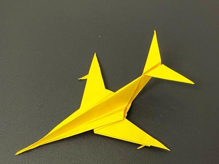 《轰-6D》折纸飞机视频,一架模型轰炸机,有两个导弹,导弹下来轰轰地#创作灵感 #动手能力培养 #纸飞机 #亲子手工 #科普