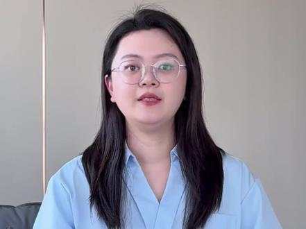 黄金暴跌破千,避险资产为什么不避险? 今天金价崩了,单周跌幅超过10%,创下1983年以来最大跌幅。中东还在打,黄金为什么不涨反跌?这期视频跟你聊聊背后的真实原因——不是黄金不行了,而是市场交易的主线变了,从地缘避险切换到通胀与利率的博弈。看懂这个逻辑,你就明白为什么这一轮很多人被套。另外,借这个机会也聊聊另一类资产,它的底层逻辑跟黄金正好相反,不看点位,只看时间。如果你已经被行情折腾得有点累了,或许可以听听这个思路。
#黄金 #金价 #中东 #资产配置 #香港储蓄险