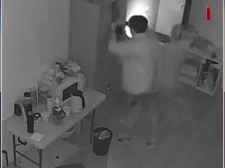 【#14周岁违法也面临行拘 新法重划未成年人惩戒红线】6月27日,新修订的《治安管理处罚法》表决通过,自明年1月1日起施行。新法调整了未成年人行政拘留执行条件,对于已满14不满16周岁,一年内二次以上违反治安管理的,应当给予行政拘留。对于这个年龄段违反治安管理情节严重、影响恶劣的,不受“一年二次以上”的规定限制,也应当给予行政拘留处罚。2024年4月11日,@央视法治在线 播出安徽马鞍山警方破获的一起专门利用未成年人身份盗窃的团伙盗窃案,其中年龄最小的只有14岁。如今,这种#利用未成年人身份犯罪 等曾令执法民警头疼的情况将得到解决。