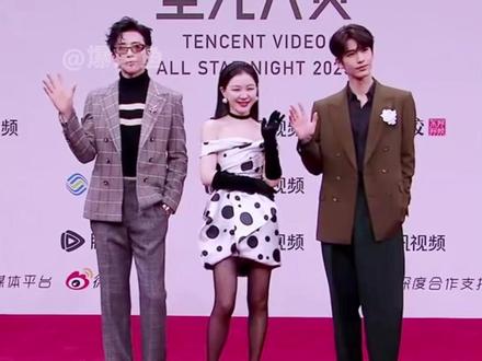 星光大赏红毯出场,第一组极与极出现了#张凌赫刘宇宁金靖 #曹骏 #徐志胜 #2025影娱年终大赏 #星光大赏