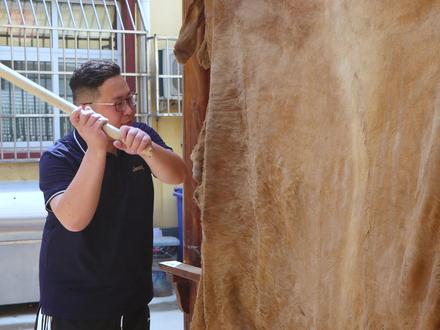 用一整张黄牛皮来做个特色小吃“炸牛皮”,又香又脆,一口下去全是渣了#美食 #农村美食 #牛皮 #率土黄巾战 #率土之滨