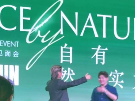 豆豆又幸福了!被主动拥抱的含金量~ #蔡徐坤ikun#单眼皮的小黄豆 #bioe见面会