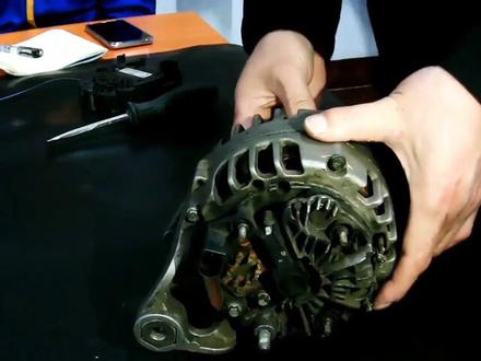 修车师傅拆卸汽车发电机全过程!这样拆卸简单方便?你认可吗