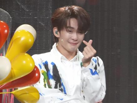 “从今以后就再也没有野风了”
小荷叶收官快乐 希望我们永远有下次见
(最后一次野风Ending😭)
#王赫野 #王赫野上海演唱会 #不说再见 #我的大明星一定红透半边天 #我的追星日记