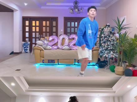 🔥《Cinderella》零基础暴汗燃脂舞|简单易学 毛毛老师的这支舞,超适合新手姐妹❗简单带感✅
一遍跳完,胳膊手臂超酸爽~舒缓卡点,提升舞感💃
紧致手臂,全身有效燃脂塑形❗零基础姐妹都去跳它~
🎵:《Cinderella》
跟练:@毛小猴
·
#一学就会系列 #燃脂舞 #暴汗燃脂瘦全身 #减肥 #简单易学舞蹈