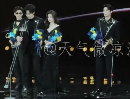 白鹿:怪不得我们总被黑,王鹤棣的附和…和她也算志趣相投了。 #白鹿 #王鹤棣 #以爱为营 #吃瓜群众上线 #娱乐评论大赏