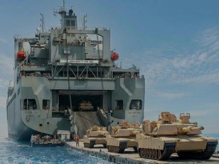 揭秘美军“运尸船”:战车生锈全过程🚢 #几十亿的装备,在海上漂90天就成了废铁?📉
很多人只看美军打仗猛,却不知道这背后的后勤简直是“物理学噩梦”。
68吨的坦克在船上玩漂移,刹车片直接锈死在刹车盘上...
看完这波操作,你还觉得现代战争容易吗?🤔
#军事科普 #美军 #M1A1 #硬核机械 #后勤保障 #抖音合集升级计划