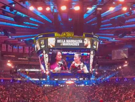 在UFC322的八角笼里,终场哨声响起,张伟丽带着疲惫与遗憾,迎来升重挑战后的首场失利。五回合高强度对抗后,裁判一致判定她以45:50不敌女子蝇量级冠军瓦伦蒂娜·舍甫琴科。比分背后,她的坚韧与勇气格外动人,真正关注她的人都懂,她早已赢在超越自我的路上。
这场挑战本就荆棘丛生。离开两夺冠军的草量级舒适区,她升重5公斤直面该级别统治多年的霸主舍甫琴科。不仅要应对体重增加带来的体能压力,还要弥补10厘米身高臂展的差距——这在格斗场意味着打击与控距的天然被动。但她毫无退缩,开场便主动出击,即便多次陷入被动、脸上添了伤痕,仍凭韧劲扛完五回合。升重首战就挑战冠军已是史无前例的勇敢,悬殊劣势下打满全场的坚持,早已超越胜负本身。
赛后她的两句话更让人破防。没有找任何借口,她红着眼眶愧疚地说:“我尽力了,很抱歉让大家失望了。”短短十字戳中无数人泪点。明明拼到体能极限,明明这场挑战已是伟大尝试,她却仍为未夺冠而愧疚。这份刻在骨子里的谦逊与担当,远比冠军金腰带更让人敬佩。
张伟丽的格斗之路满是艰辛。省队退役后她重拾拳套,在训练馆日复一日挥汗如雨。熬过枯燥训练,扛过伤病折磨,挺过失利后的迷茫,她从国内无名之辈成长为两次登顶草量级的世界冠军,每一步都浸透着汗水,成为“坚韧”的代名词。此次她本可安于现有荣誉,却为突破自我选择升重,这份勇气值得所有人喝彩。
可赛后部分不理智的声音格外刺耳。有人拿一场失利否定她所有成就,用刻薄语言指责她“实力不行”,却忘了她直面差距的难得,忘了她在劣势下的拼尽全力,更忘了她为中国格斗带来的诸多突破。真正的热爱从不是只在巅峰喝彩,而是低谷时的守护与陪伴。
张伟丽早已做得足够好。她在八角笼里展现的,不仅是顶尖格斗技术,更是中国人的坚韧与无畏。希望她赛后能好好休整,不必为这场失利愧疚。她从未让大家失望,反而用一次次突破带来无数感动。也恳请网友多份包容,别让谩骂寒了英雄的心。相信调整好状态的她,定会带着更强的自己再次出发。毕竟真正的英雄,从不是永远赢的人,而是敢于挑战、永不言弃的人。@张伟丽—黑虎搏击 @黑虎搏击 蔡教练 @张帅~黑虎搏击 @UFC终极格斗冠军赛 #上热搜 #ufc #张伟丽 #加油你是最棒的