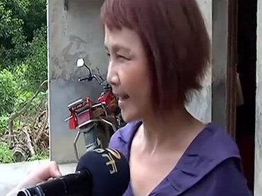 654分的高考状元,在家啃老8年不工作,父母逼着去干保安!#纪录片 #啃老