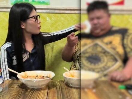 达子带着良子心爱的女人一边喊着“味真足”一边吃着良子爱吃的板面#冀r达子 #良子大胃袋 #板面