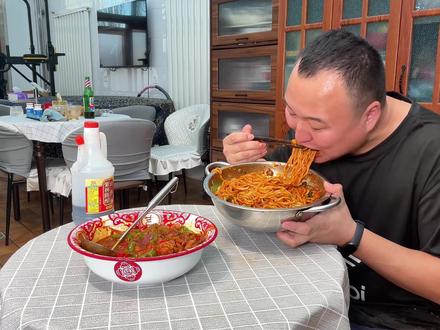 粉丝点的双椒鸡丁拌面真的太好吃啦,阿强怒炫一大碗,好过瘾 #美食