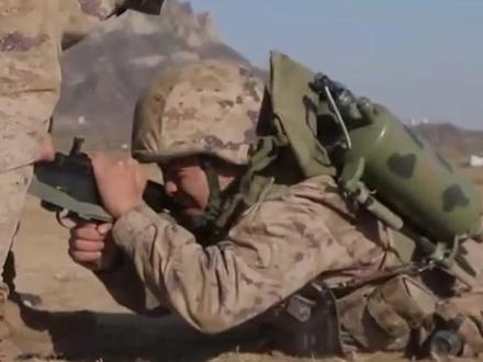 直击#喷火兵 怎样练成#人枪合一 ,这训练强度你顶得了吗?