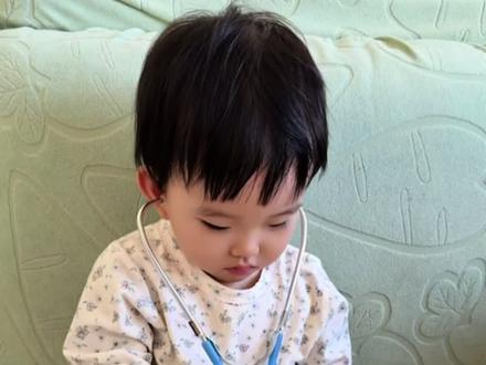 自从给娃安排上了这套#过家家小医生玩具 ✅娃不害怕看医生了,仿真听诊器🩺➕全木质医疗配件,孩子在家就能轻松角色扮演,一边玩一边锻炼表达能力和想象力✅✅✅#益智玩具 #早教益智玩具 #过家家玩具 #小医生玩具