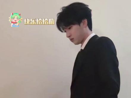 严浩翔毕业答辩的这身造型,所有人都来感受#严浩翔 #毕业答辩 #严浩翔答辩