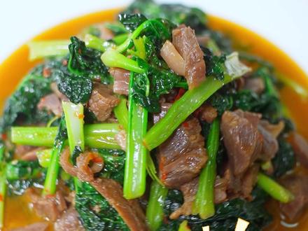 #范掌柜 宝应特色黑菜烧牛肉!黑菜配水牛肉,加鸡汤焖煮,菜鲜肉香,是季节限定的绝佳伴侣,鲜到上头,就这家鱼舫等你尝!#宝应 #蔬菜 #牛肉