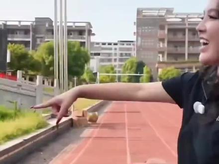 纯粹就是觉得打不过长沙蹭流量,现在赢了就失踪,这波操作反而起负面作用,知道你这个事的网民,谁还敢去你的4s店买你的车,租你的车?销售员都跟你老板一样靠糖衣泡弹,画大饼销售车辆,最后车子出了问题不负责,玩失踪,就问谁敢买你家的车?作为一个企业老板,讲话言而有信很重要!