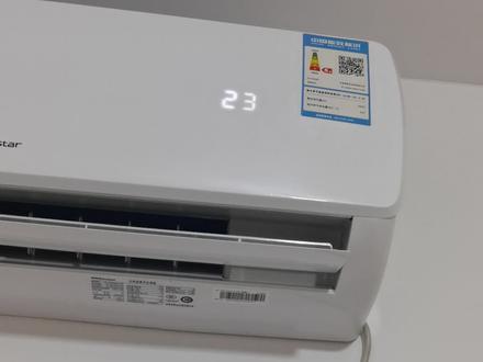 #吹空调 #五级能耗杂牌空调便宜 #租房 #高温天气 #电器 空调5级能一小时耗电量为0.962度
能效比=制冷量/输入功率,5级的机器为2.6,1匹机的制冷量为2500瓦。
根据公式计算输入功率为2500/2.6=962瓦,根据1度=1000瓦,则该机制冷耗电量为0.962度/小时,这是压缩机连续工作的耗电量。