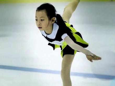 杭州6年级小学生张笑尘 #申雪 的小师妹,她是浙江省最年轻的花样滑冰国家三级运动员!未来可期!