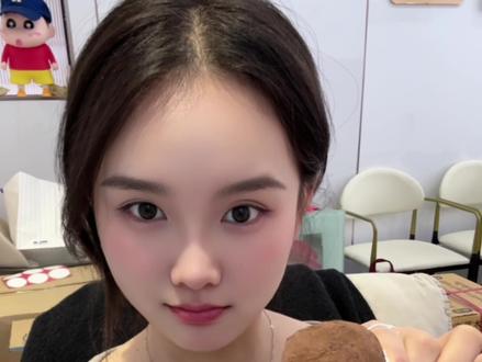 韩国爱豆张员瑛吃的迪拜糯糯曲奇果然不一般
从口感、声音到风味 全是惊喜🤩
首先这个曲奇外层是意想不到哏啾啾的口感
咬下去居然能听到迪拜巧克力馅“沙沙沙”响
谁懂啊‼️好吃到耳朵都醒了👂
紧接着浓郁可可香里慢慢浮出开心果的醇厚坚果香
难怪会被张员瑛选中‼️‼️‼