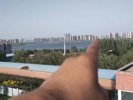 晋阳湖东西两岸差别很大,东岸是在建的高楼,西岸是烂尾的高楼