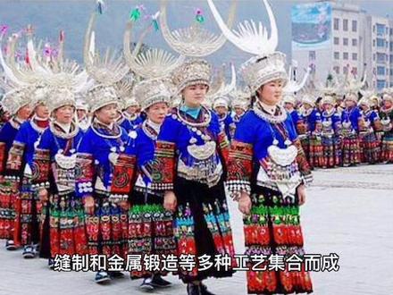 #民俗 #传统文化 #少数民族服饰 #非物质文化遗产 苗族服饰是苗族历史、文化、美学特征的集中表现,同时最能反映民族特色和民族风格,是苗族历史记忆的载体,是民族文化具体象征的符号,是苗族信仰的形象展现,是苗族审美情感的彰显。已经列入第二批国家级非物质文化遗产代表作名录。
