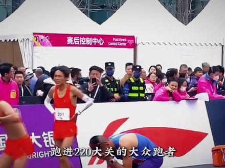 他是万千马拉松跑者的精神氮泵,也是跑圈里的草根战神,更是是无数普通人逆袭的精神图腾!他就是没有白练的大正!恭喜大正再次PB!#大正爱跑步 #马拉松 #无锡马拉松 #跑步 #田径
