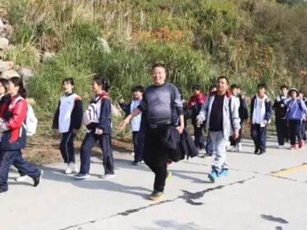 清北名额放弃引争议:分数过线却不报,班主任为何破防?