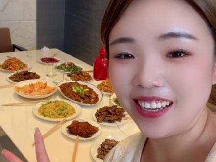 小饭一吃,快乐立马就来了~杭州第一顿,相当哇塞,会做饭的男人真帅!耿彪学着点哈哈哈哈哈 #做饭的男人最帅 #青春底片 #女装