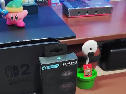 Switch2 赛博朋克2077中文配音教程 Switch2版《赛博朋克2077》不仅是一次技术力展示,更开创性地将夜之城塞进掌机屏幕。凭借DLSS重构、定制光追与体感交互,它在移动端实现了“稳定帧率+沉浸体验”的平衡,成为验证Switch2性能上限的里程碑之作。对于追求随时随地沉浸赛博世界的玩家,这无疑是目前最便携的夜之城入场券。
本期视频出镜选手:
游戏:赛博朋克2077
游戏机:任天堂Switch2
Switch2保护壳:G.E.ST∧C一体式保护壳
Switch2摇杆保护帽:G.E.ST∧C玩家套装
#赛博朋克 #赛博朋克2077 #赛博朋克往日之影 #switch2 #switch2游戏