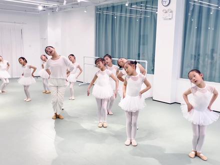 今日分享,哈尼族舞蹈《小丫丫》的分解教学,小朋友们一起学吧!#原创舞蹈教学 #今日份舞蹈打卡 #舞蹈课堂随拍 #少儿舞蹈 @抖音小助手 @抖音