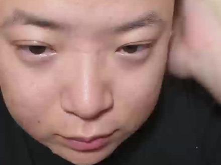 存了30万,只有18万。300430这只股票就像是纯纯的欺诈。到去年第三季报出来的时候我也是持有这只股票的,那个时候,它是脑机接口里为数不多业绩是正的股票,而且旗下还有龙之杰,卖医疗器械的,源源不断的输血,图形上也是一个大圆弧底部,再加上有十五五规划的脑机题材加成,就果断买了。到今年4月30日暴雷前,技术面基本面都还可以。然而就是不讲道理,4月30日年报一发,爆亏8个多亿,审计不给意见。直接跌停锁死,这谁能预料得到。求你明天放我出来,给我留点钱还车贷!#又崩了 #诚益通 #股民的日常 #大曾子