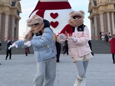 这个好好玩 快和你最抽象的朋友一起拍 #滑溜溜海豹舞挑战 #开拍即新年 #抖音热门舞蹈计划 #骆驼羽神pro鹅绒服#迪丽热巴同款鹅绒服@丹姐。☀️