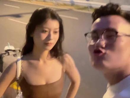 不扫兴先生和刺猬小姐的一个傍晚#已经开始期待2026年的夏天了 #庆幸你出现在我输得起的年纪 #情侣日常#这一生爱上什么人都不为过#我爱你有种左灯右行的冲突