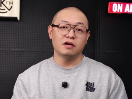 年货出新 三星Galaxy S26极速点评 三星的年度旗舰Galaxy S26系列于近日发布,有配置提升,也有经典延续。最大的惊喜莫过于独占的“隐私屏”功能。
想要了解更多?敬请关注“参数狂人”老王带来的极速点评。#产品测评 #三星s26ultra #数码科技