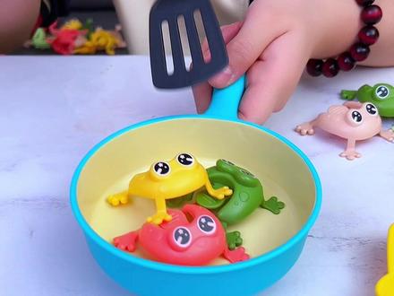 按一下就会蹦的小青蛙,和小朋友一起比赛,看谁跳进桶里多#按压弹跳青蛙 #弹跳小青蛙 #益智玩具 #亲子互动