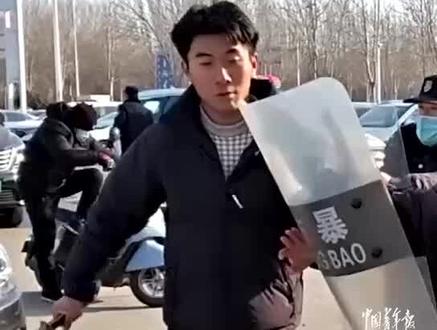 高校反恐防暴演练,学生扮演的“匪徒”,被不明真相的大爷一招制服。