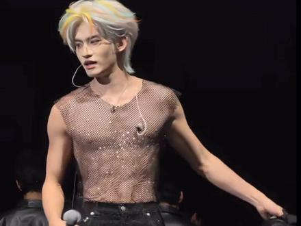 大家让他脱掉,他就说,就宠你们一次!#云旗 #演唱会