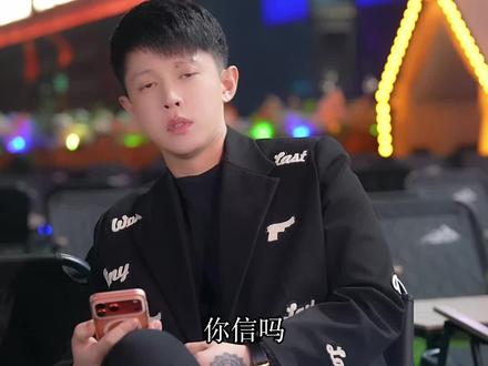 我跟豆包掰扯了一整晚,愣是被豆包给气够呛。
之前一直有人说我做公益是摆拍、是装样子,这些话我全都忍了。
现在倒好,豆包把那个假装癌症骗钱的人,硬生生说成是我,这我真没法再忍。
我叫梁红波,那人叫梁色洲,根本就不是一个人。
我拿出实名信息想自证清白,结果豆包越解释越乱,还说成了我俩是直系亲属。
我认认真真做公益做好事,咋到豆包嘴里就成了卖惨博流量?
从玩抖音开始,网暴就没断过。长时间被人诋毁,落下了严重的焦虑症。
动不动就心慌冒冷汗,只能喝点酒,才能睡个安稳觉,暂时忘掉这些烦心事。
不光网上有人针对我,在燕郊开店做生意,难处更是多到数不清。
总有人见不得我好,处处刁难我,给我使绊子。
我心里也天天打架:一边累到不想干活,可一边又想着手下200多号员工要养。
肩上的担子根本放不下,这两种想法来回拉扯,折磨我好多年了,真的太累了。
没想到现在连豆包这么个AI智能都不分青红皂白乱说话,一次次歪曲事实。
我就想问问,踏踏实实做人做事,想求个清白,咋就这么难啊?
#小梁哥 #豆包 #冤屈