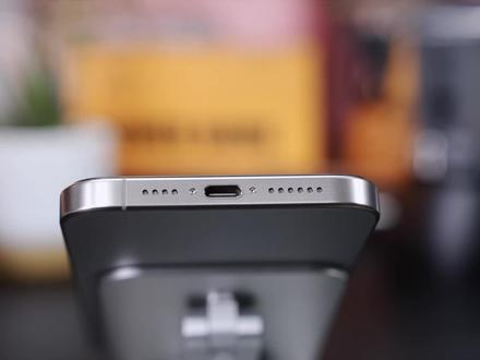 #iPhone15 改为Type-C接口后,旧的数据线千万别丢,依旧能用!#快充头#苹果充电器#反向充电#出差必备数码产品分享
