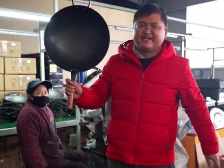 生铁锅原来是这样做出来的,生铁炼成铁水,再经过压铸,太震撼了#铁锅
