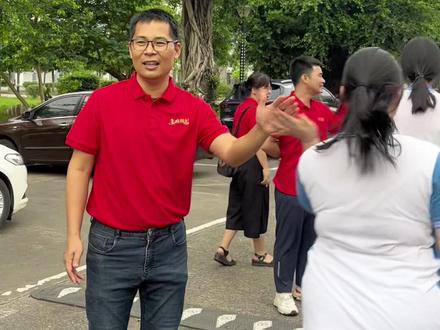 高考第一天,送考老师给学生加油鼓劲。加油,少年!#防城港#高考#高考加油