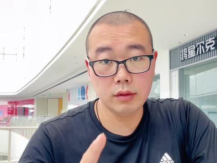 最近很多顾客拿着线上那种七八十的运动鞋来找我,问我能买么,我都给他们截图了,鞋底都是PVC的材质,优缺点都给他们讲了,花七八十,不舒服,穿个两三次划算,还是从线下花一百多,买个好鞋底,既舒服有能穿好几年,哪个更划算些呢?#我要上同城精选 #回力 #同城好店推荐